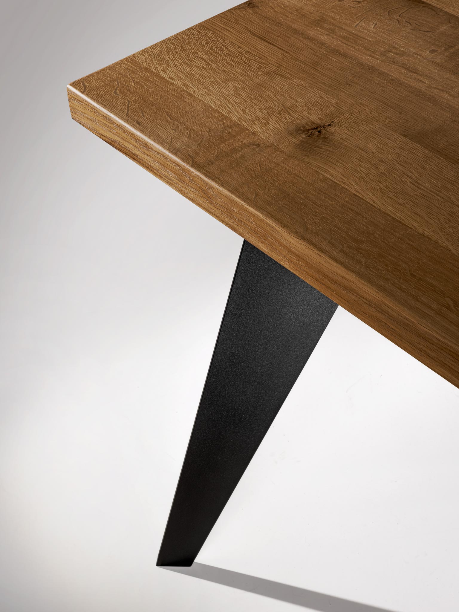 blat dębowy kwadratowego stołu drewnianego na stalowych nogach