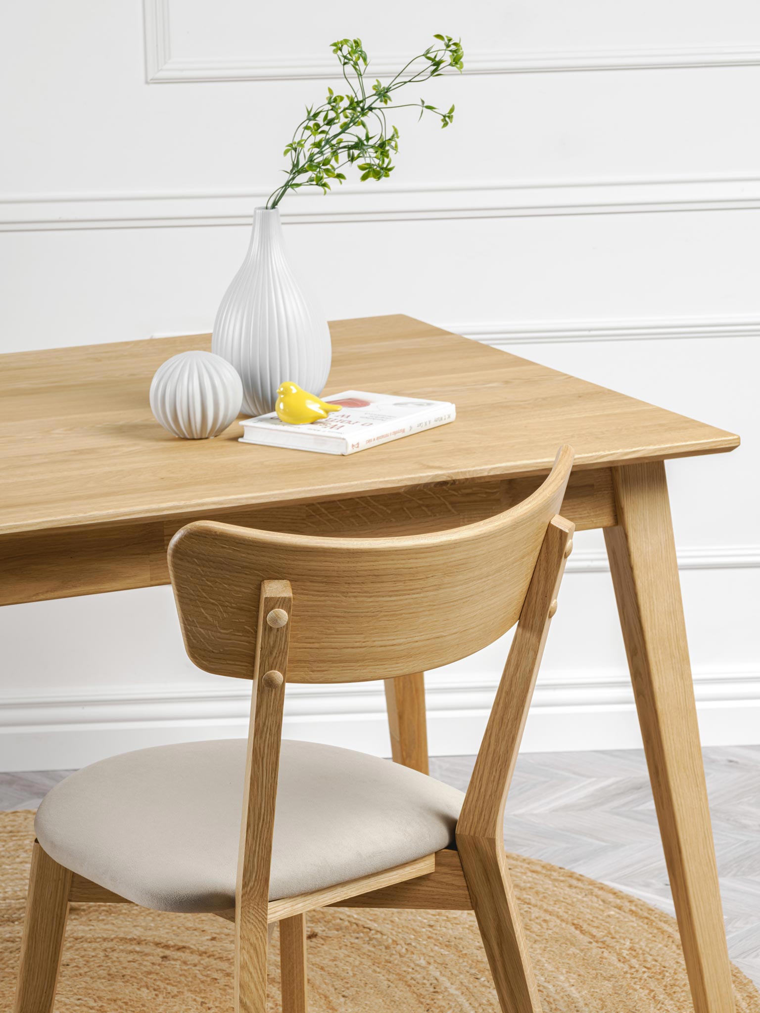 biurko z drewna debowego i krzesło