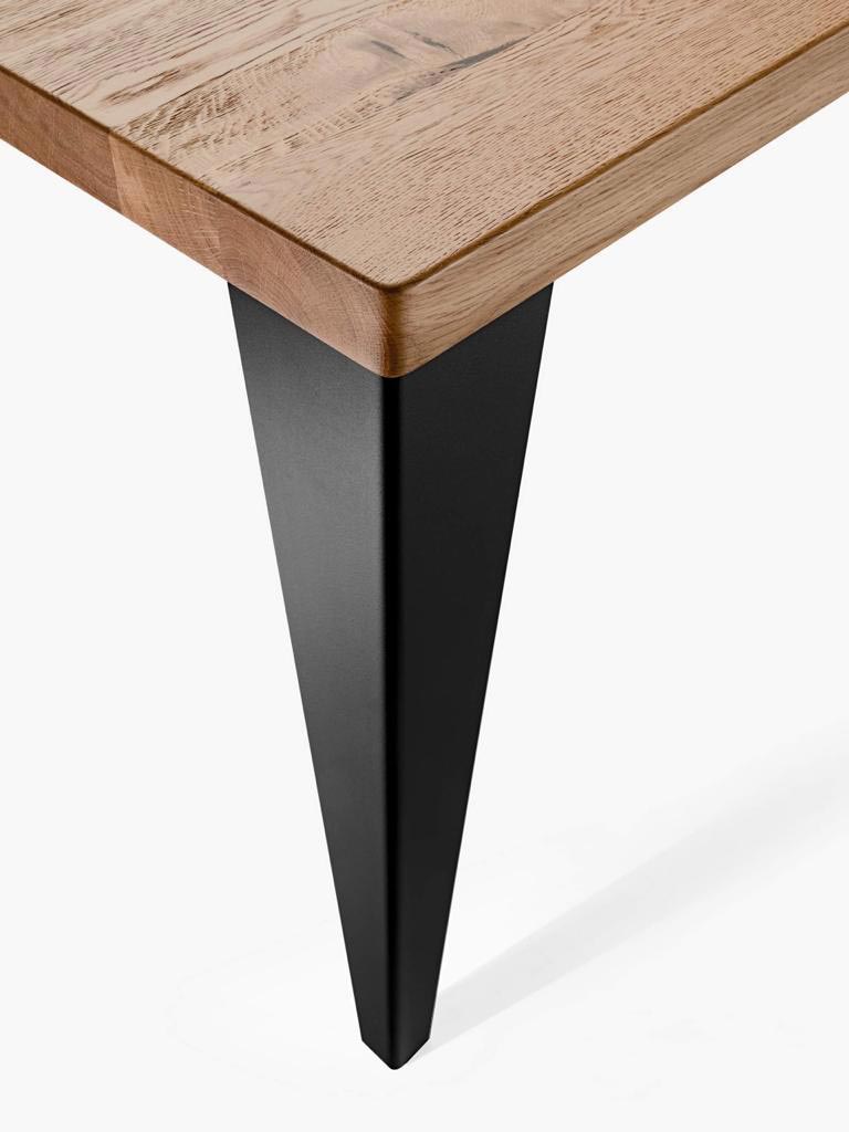 stalowa noga w stole drewnianym od manufaktury stali