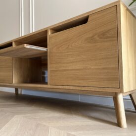 Szafka pod telewizor z drewnianymi nogami