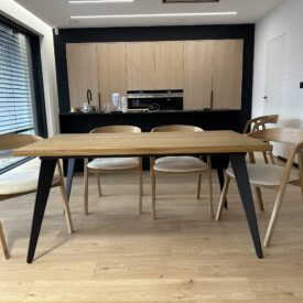 Prostokątny stół z blatem dębowym