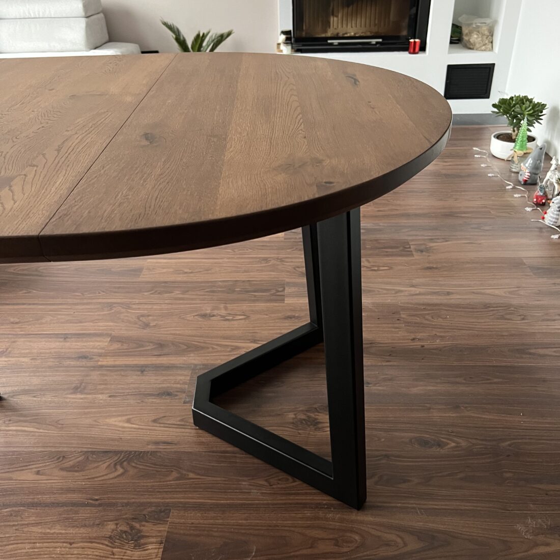 Stół okrągły z drewna dębowego SO6 Stół z drewna dębowego z nogami czarny mat