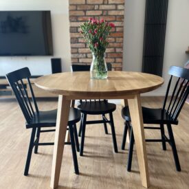 Stół z drewnianymi nogami