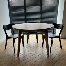 Okrągły, drewniany stół do salonu