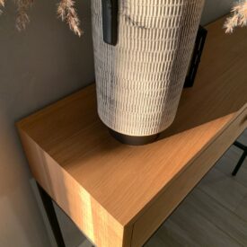 Drewniana konsola do salonu