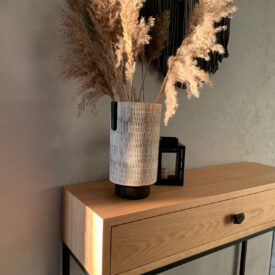 Konsola na stalowych, czarnych nogach