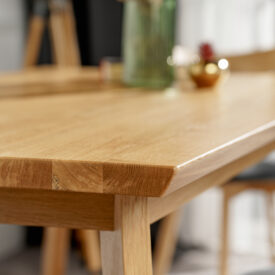 Prostokątny stół z blatem dębowym