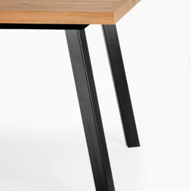 Dębowy stół z nogami z czarnego profila stalowego