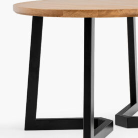 Stół z dębu z czarnymi nogami