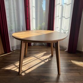 Okrągły drewniany stół do salonu