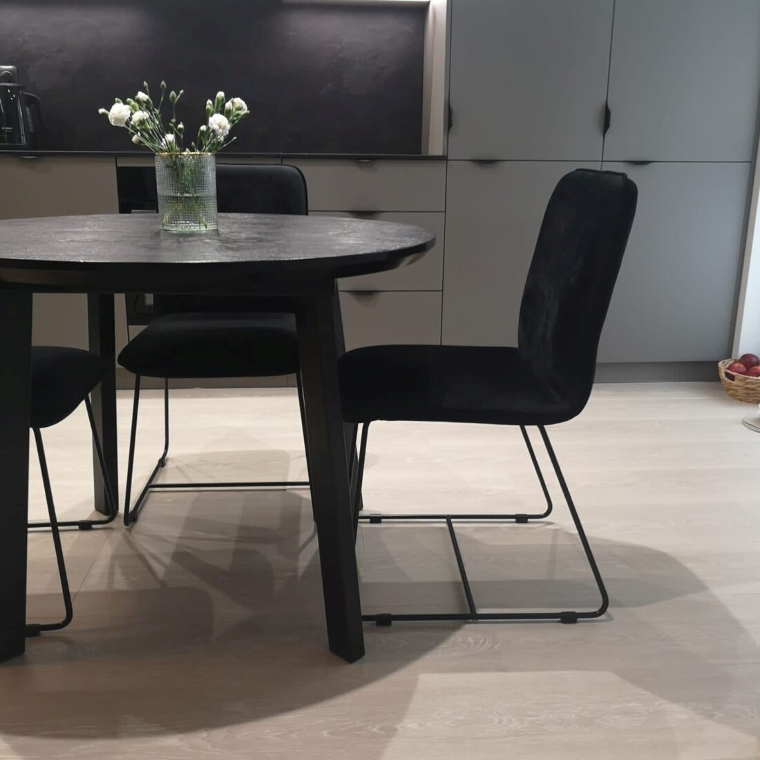 stol_okragly_z_drewna_debowego_S01_galeria_01 Stół drewniany wybarwiony na czarno