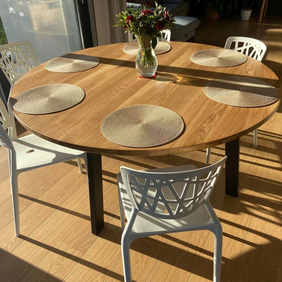 stol_okragly_z_drewna_debowego_S01_galeria_05 Okrągły, drewniany stół do salonu