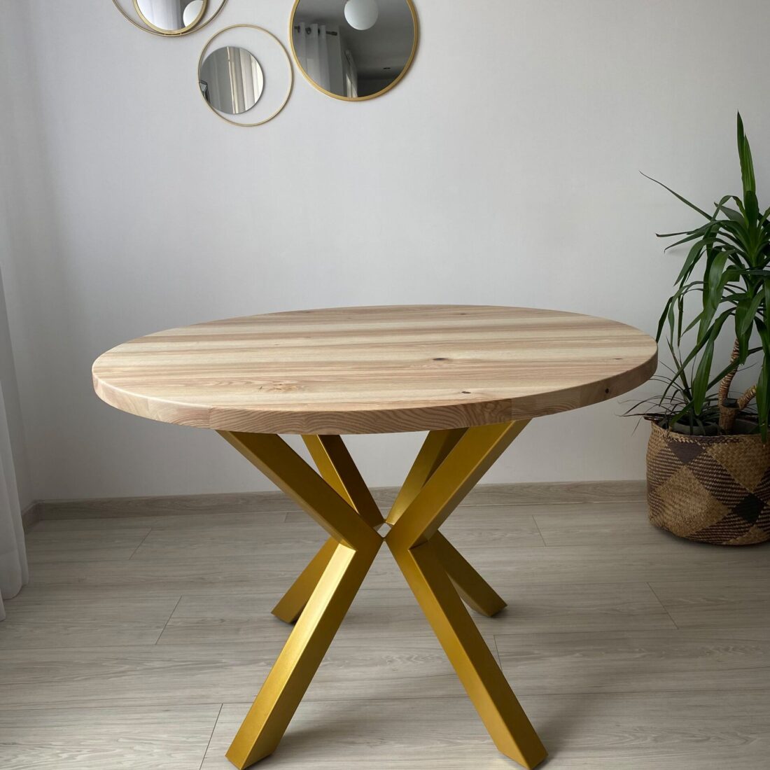 stol_okragly_z_drewna_debowego_S04_galeria_01 Okrągły, drewniany stół do salonu