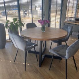 Dębowy stół do salonu