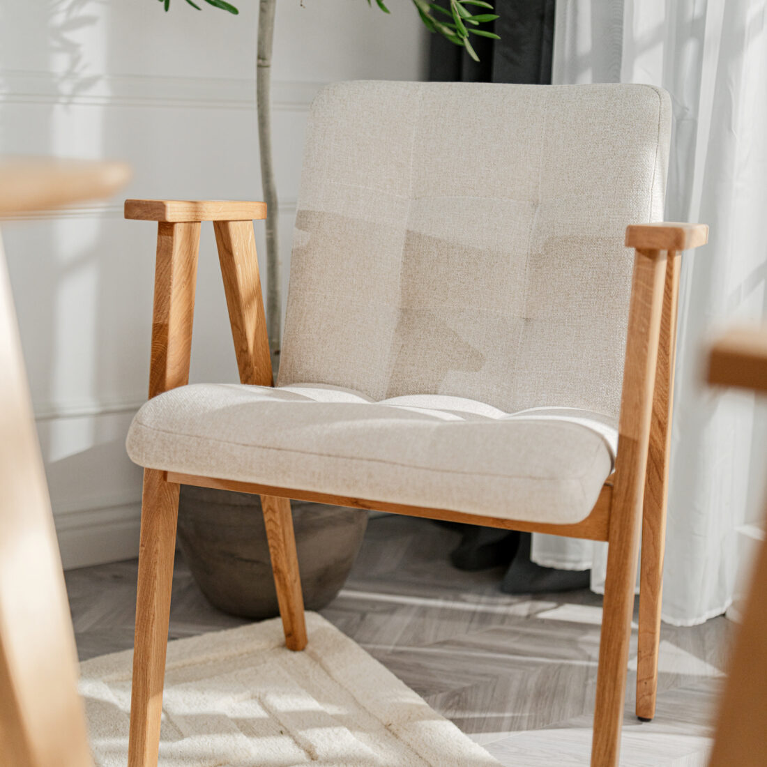 Krzesło Tio Krzesło z podłokietnikiem drewniane